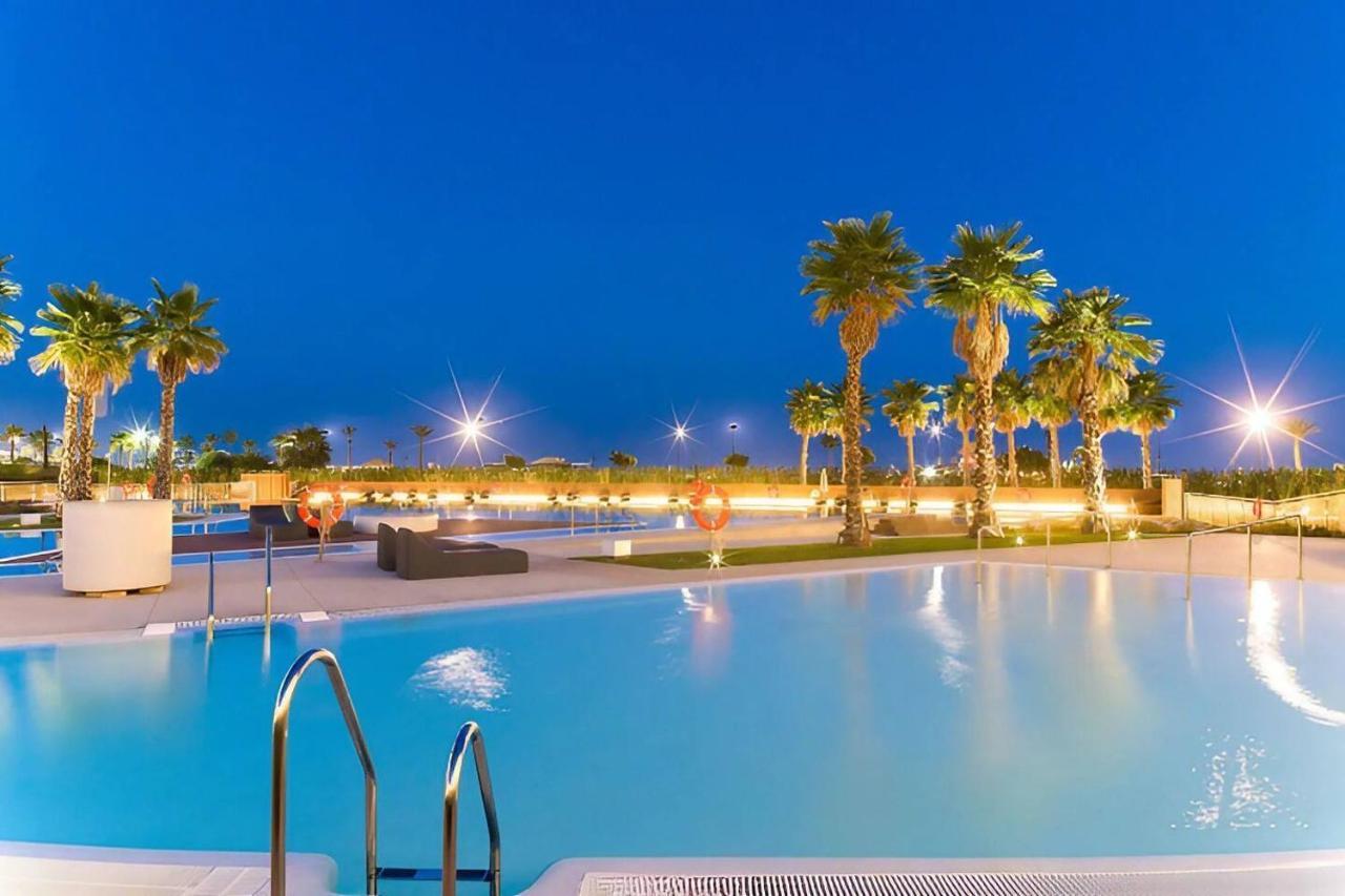 Luxury Complex Beachfront Apartment, Infinity Pool, Sauna, Gym And Large Terrace Torremolinos Zewnętrze zdjęcie