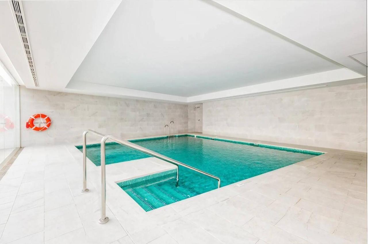 Luxury Complex Beachfront Apartment, Infinity Pool, Sauna, Gym And Large Terrace Torremolinos Zewnętrze zdjęcie